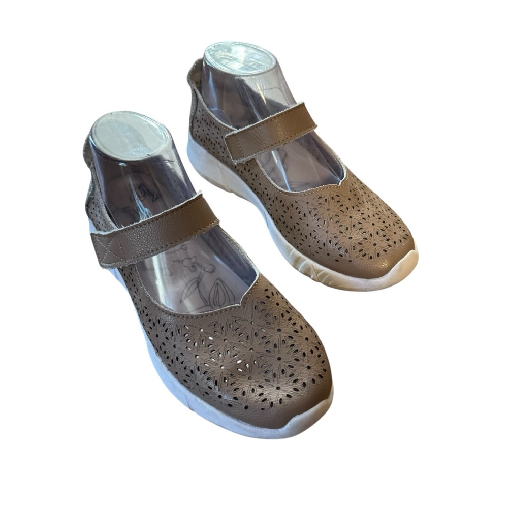 *Spring Step 39 8.5 Tan Shirlene Mary Jane Flats Sneaker Laser Cut Floral Design